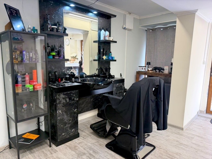 Бръснарският стол и мраморната станция в Studio X